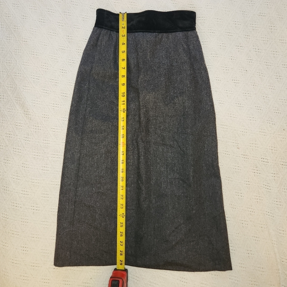 Elegant Gray and Black Wool Women's Valentino Miss V Skirt - Picture 2 of 14